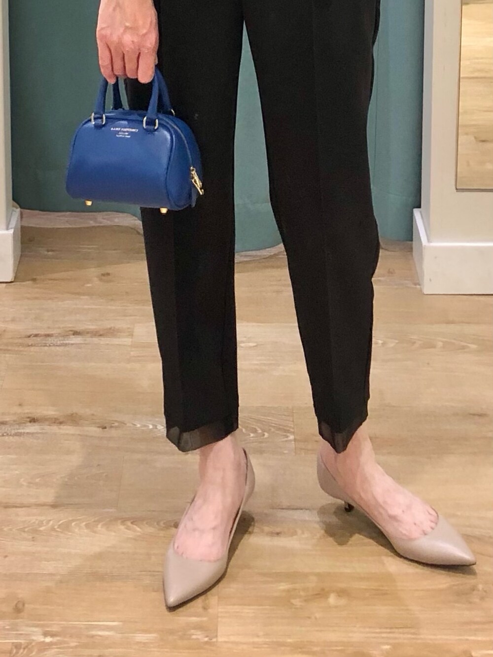 ブラック系のその他パンツ、ホワイト系のTシャツ/カットソー、ホワイト系のネックレスを着用したレディースの夏コーディネートの5枚目の写真