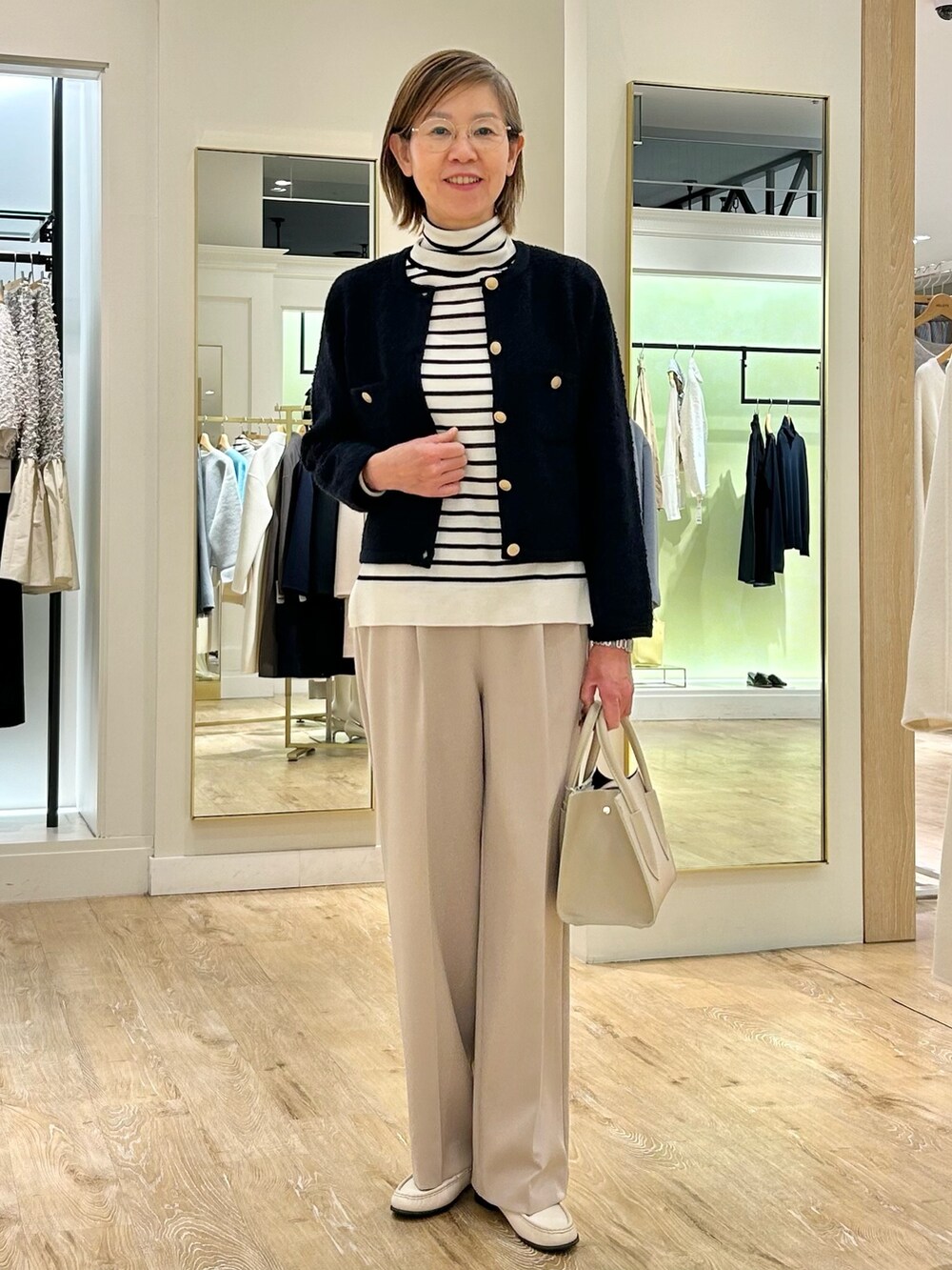 ベージュ系のその他パンツ、ホワイト系のニット/セーター、ブルー系のカーディガン/ボレロを着用したレディースの冬コーディネートの2枚目の写真