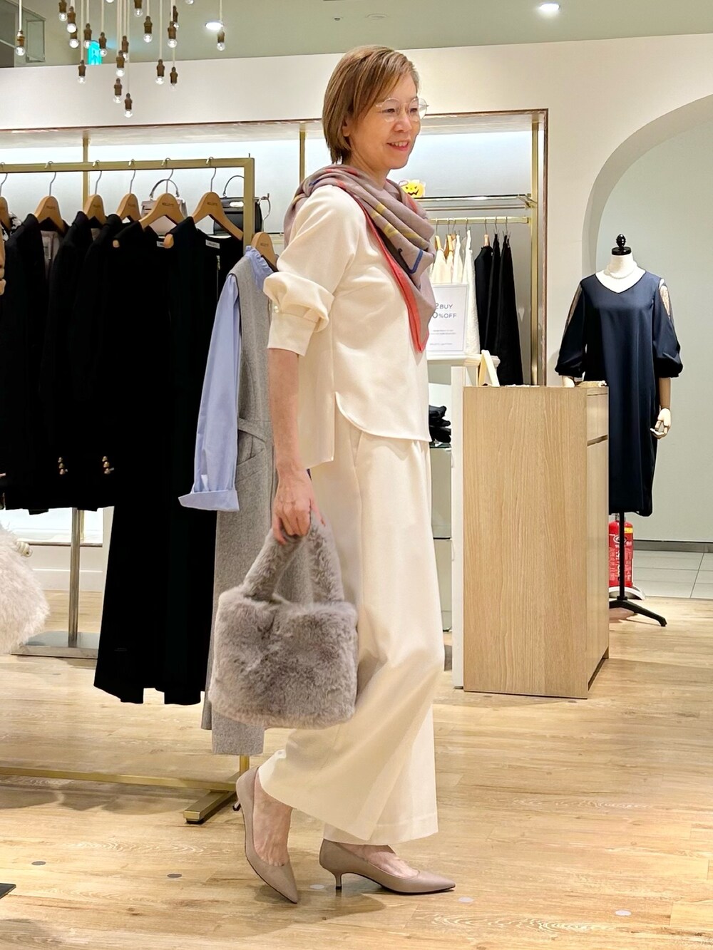 ホワイト系のその他パンツ、グレー系のショルダーバッグ、ホワイト系のシャツ/ブラウスを着用したレディースの秋コーディネートの5枚目の写真