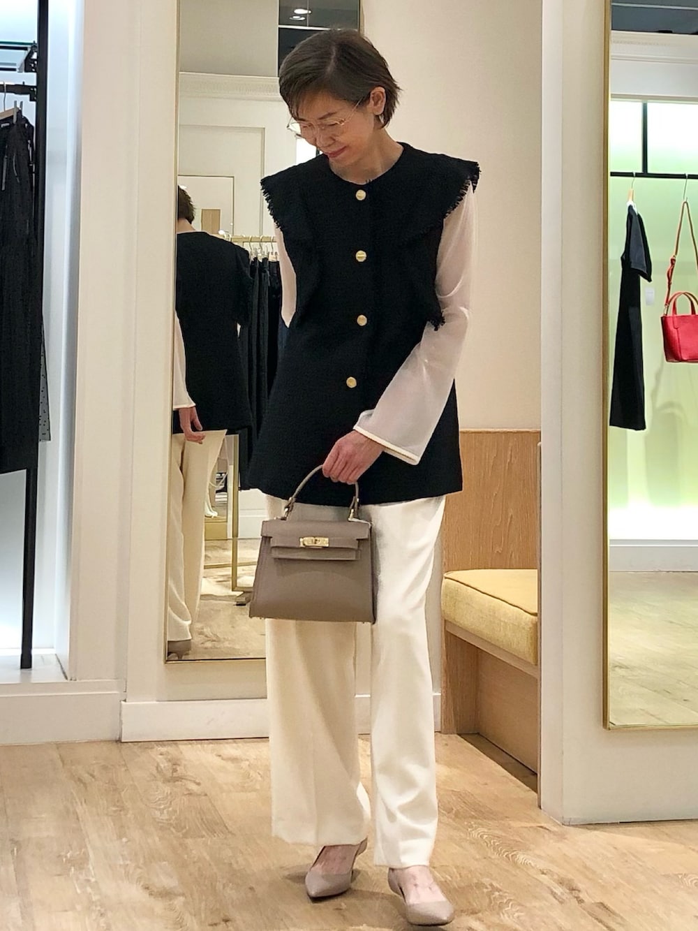 ホワイト系のその他パンツ、ホワイト系のTシャツ/カットソー、ブルー系のベストを着用したレディースの夏コーディネートの3枚目の写真