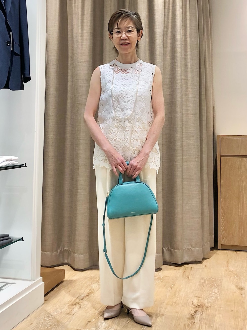 ホワイト系のその他パンツ、グリーン系のボストンバッグ、ホワイト系のシャツ/ブラウスを着用したレディースの夏コーディネートの3枚目の写真