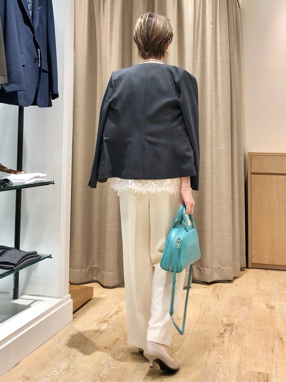 ホワイト系のその他パンツ、グリーン系のボストンバッグ、ホワイト系のシャツ/ブラウスを着用したレディースの夏コーディネートの6枚目の写真