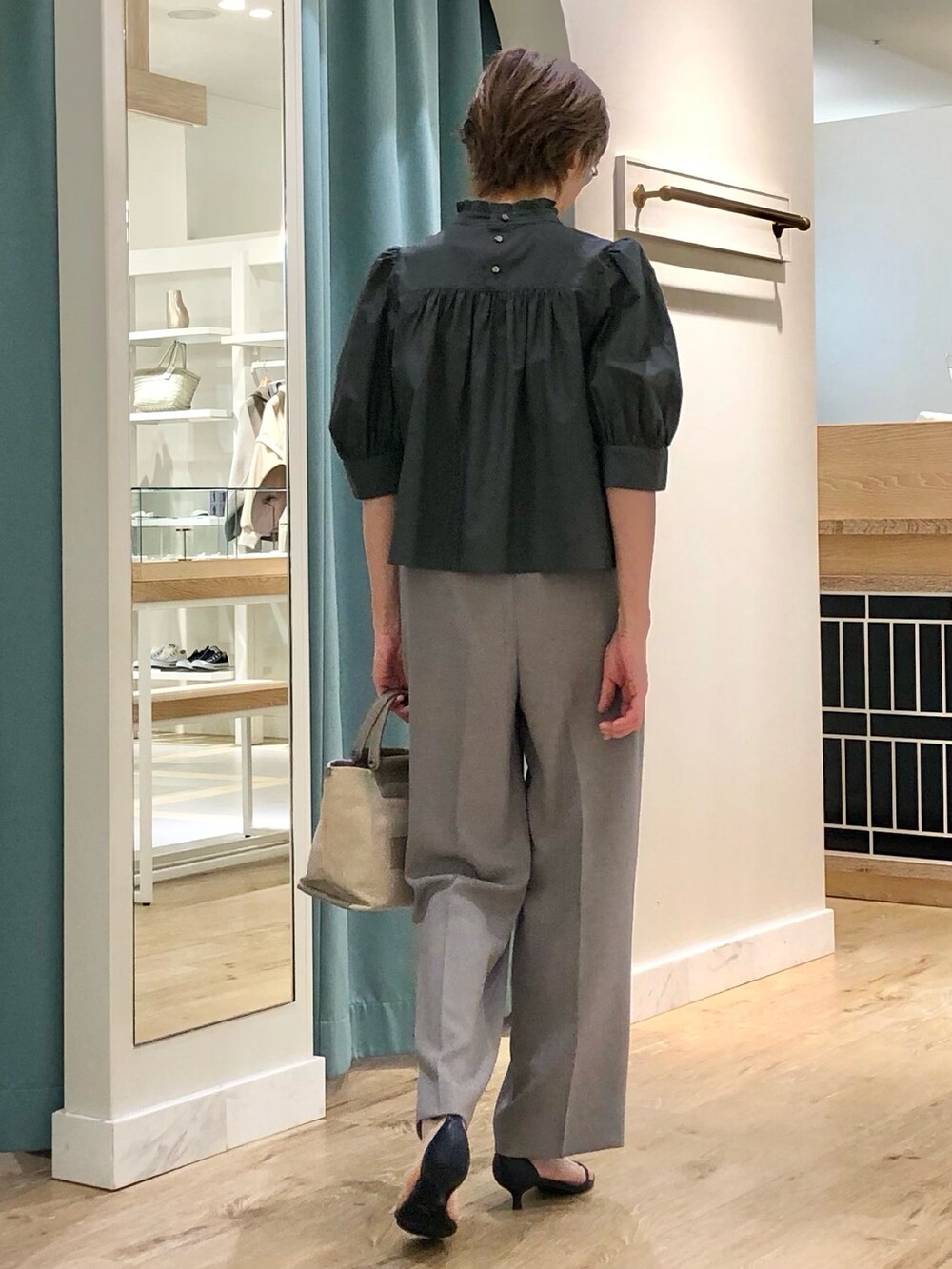 グレー系のその他パンツ、グレー系のシャツ/ブラウスを着用したレディースの夏コーディネートの3枚目の写真