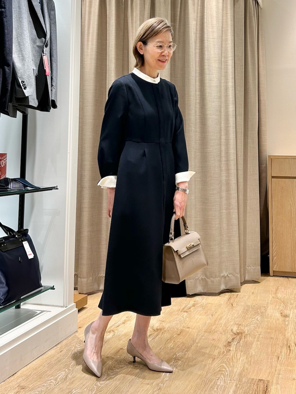 ブルー系のワンピースを着用したレディースの冬コーディネートの2枚目の写真