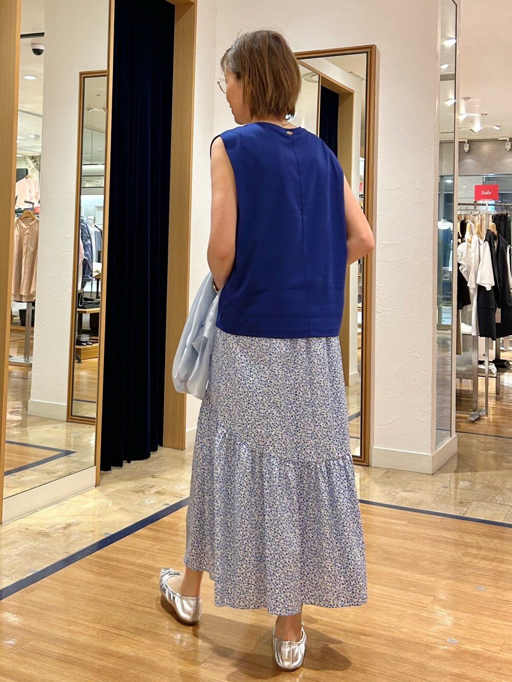 ブルー系のスカート、ブルー系のシャツ/ブラウス、ブルー系のTシャツ/カットソーを着用したレディースの夏コーディネートの4枚目の写真