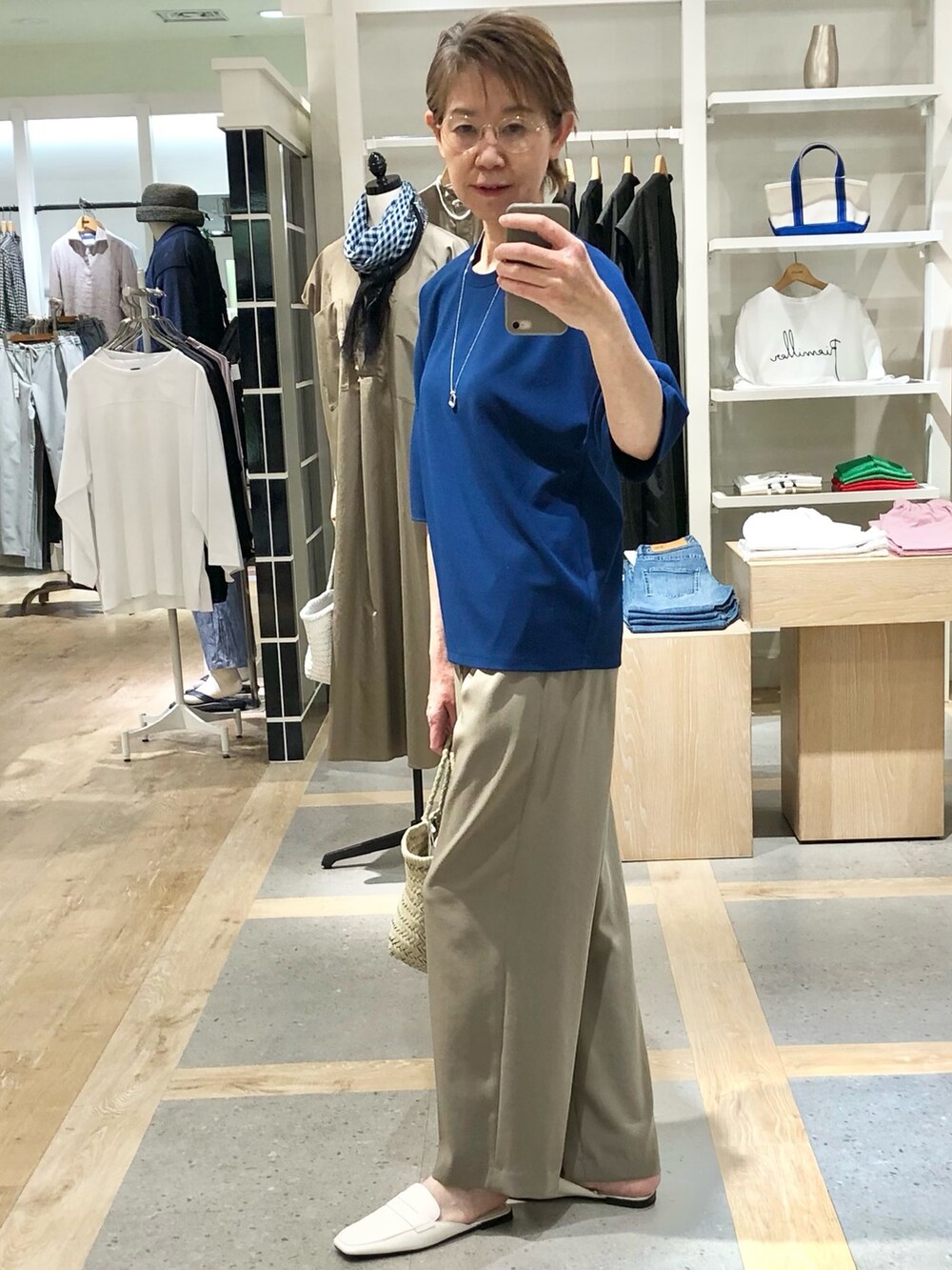 ブルー系のTシャツ/カットソー、グリーン系のその他パンツを着用したレディースの春コーディネートの3枚目の写真