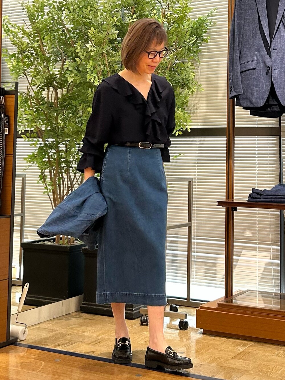 「春コーデ、デイリーカジュアル、デニムコーデ、ラッフルフリル、ラッフルブラウス、デニムスカート、オトナカジュアル、おとなコーデ、きれいめカジュアル、キレイめカジュアル、アラフィフ、アラフィフコーデ」｜「Rie Millerの【RM denim】刺繍入りジャケット風デニムシャツ（シャツ/ブラウス、ブルー系）」を使った、umezawa_nolさん（レディース・167cm）の春コーディネートの4枚目の写真