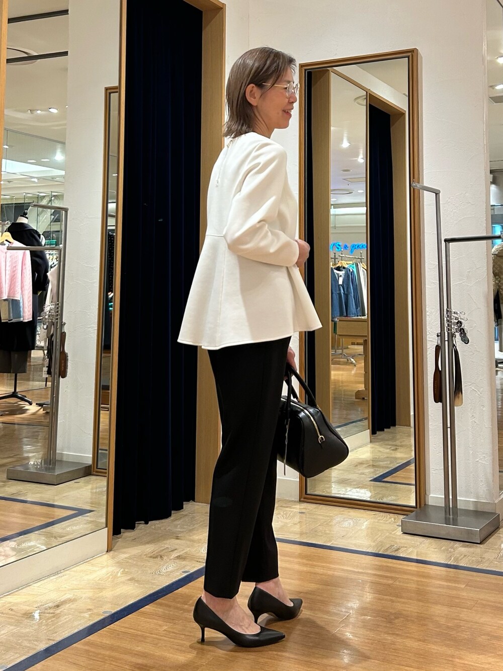 ブラック系のその他パンツ、ブラック系のショルダーバッグ、ホワイト系のTシャツ/カットソーを着用したレディースの冬コーディネートの4枚目の写真