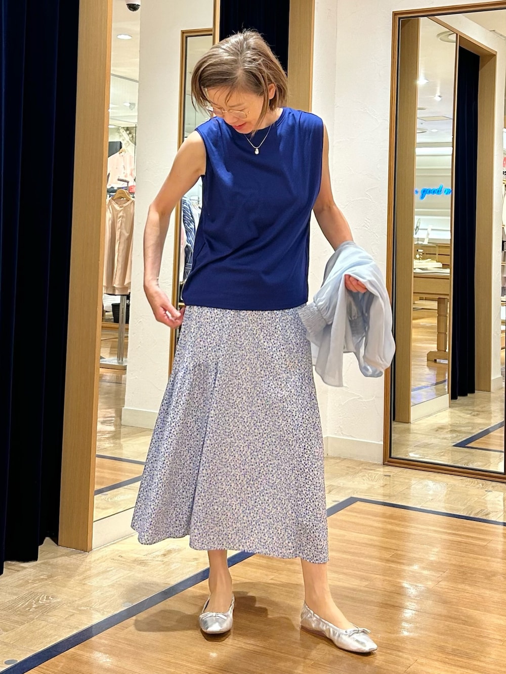 ブルー系のスカート、ブルー系のシャツ/ブラウス、ブルー系のTシャツ/カットソーを着用したレディースの夏コーディネートの2枚目の写真