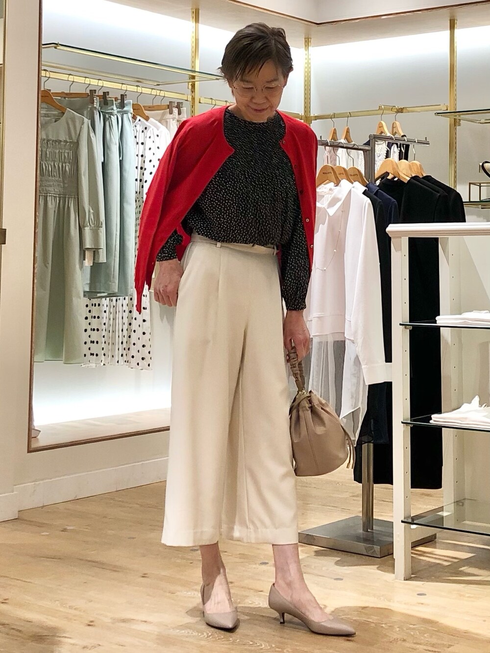 ホワイト系のその他パンツ、ベージュ系のショルダーバッグ、ブラック系のシャツ/ブラウスを着用したレディースの春コーディネートの3枚目の写真