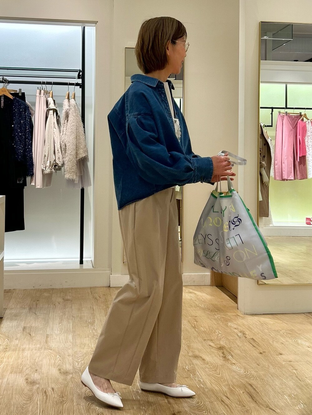ホワイト系のバレエシューズ、ベージュ系のチノパンツ、ホワイト系のニット/セーターを着用したレディースの冬コーディネートの6枚目の写真
