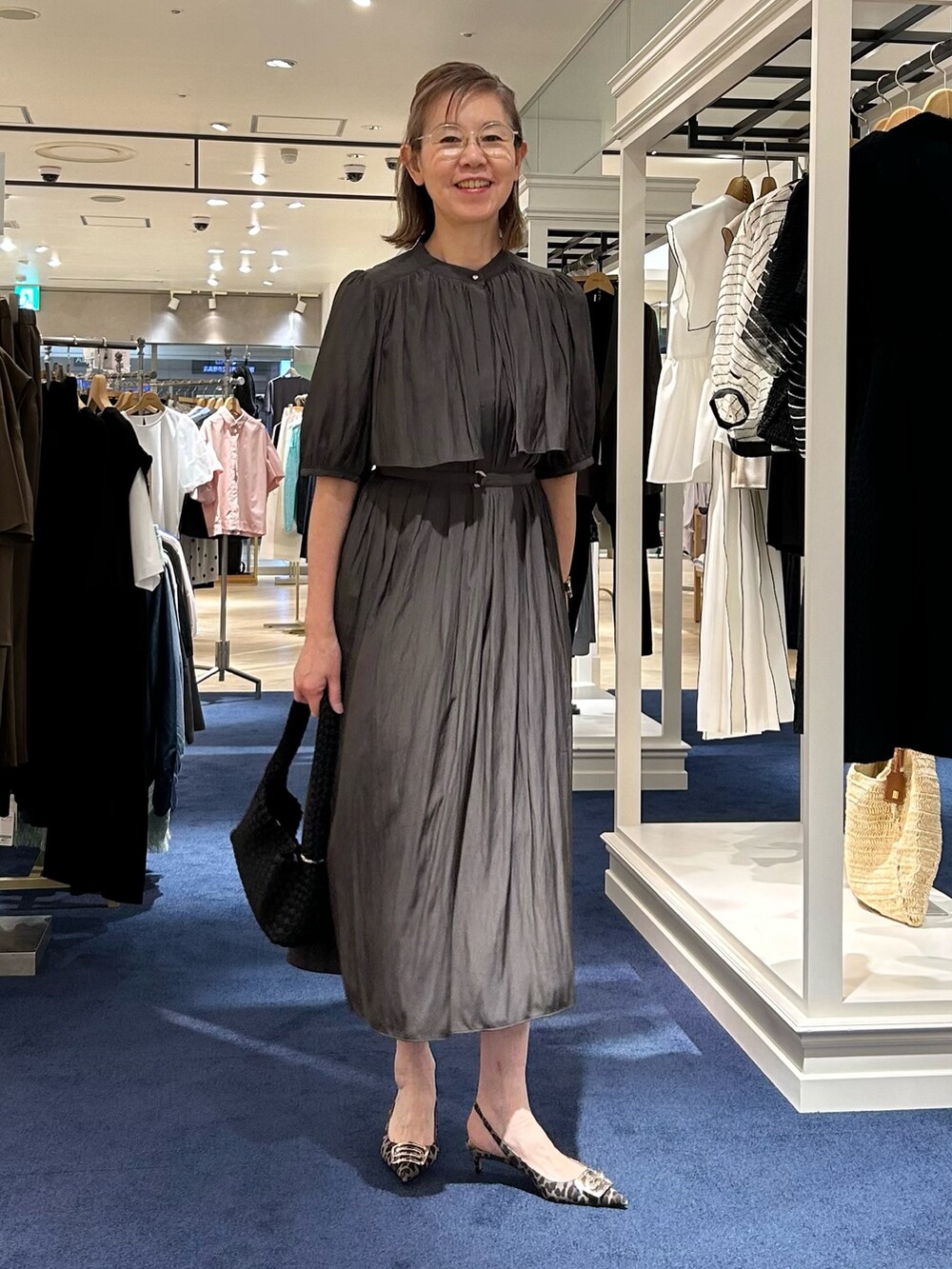 「ワンピース、イージーケア、お出かけコーデ、夏コーデ、夏服コーデ、シンプルスタイル、おでかけコーデ、ワンピースコーデ、大人コーデ」｜「NOLLEY’Sのウォッシャブル割繊ケープ風ワンピース（ワンピース、グレー系）」を使った、umezawa_nolさん（レディース・167cm）の夏コーディネートの2枚目の写真