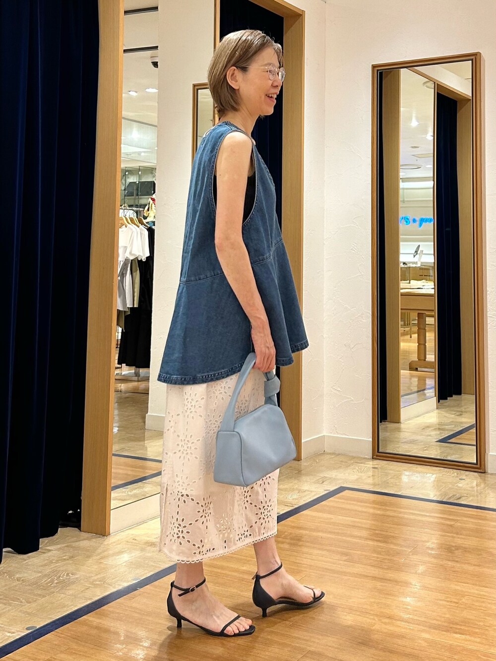 「デニム、大人カジュアル、大人コーデ、ノースリーブ、夏服、レース、大人カジュアルコーデ、ベストコーデ、アラフィー」｜「NOLLEY’Sの《セットアップ対応》Brocheレース ギャザータイトスカート（スカート、ホワイト系）」を使った、umezawa_nolさん（レディース・167cm）の夏コーディネートの5枚目の写真