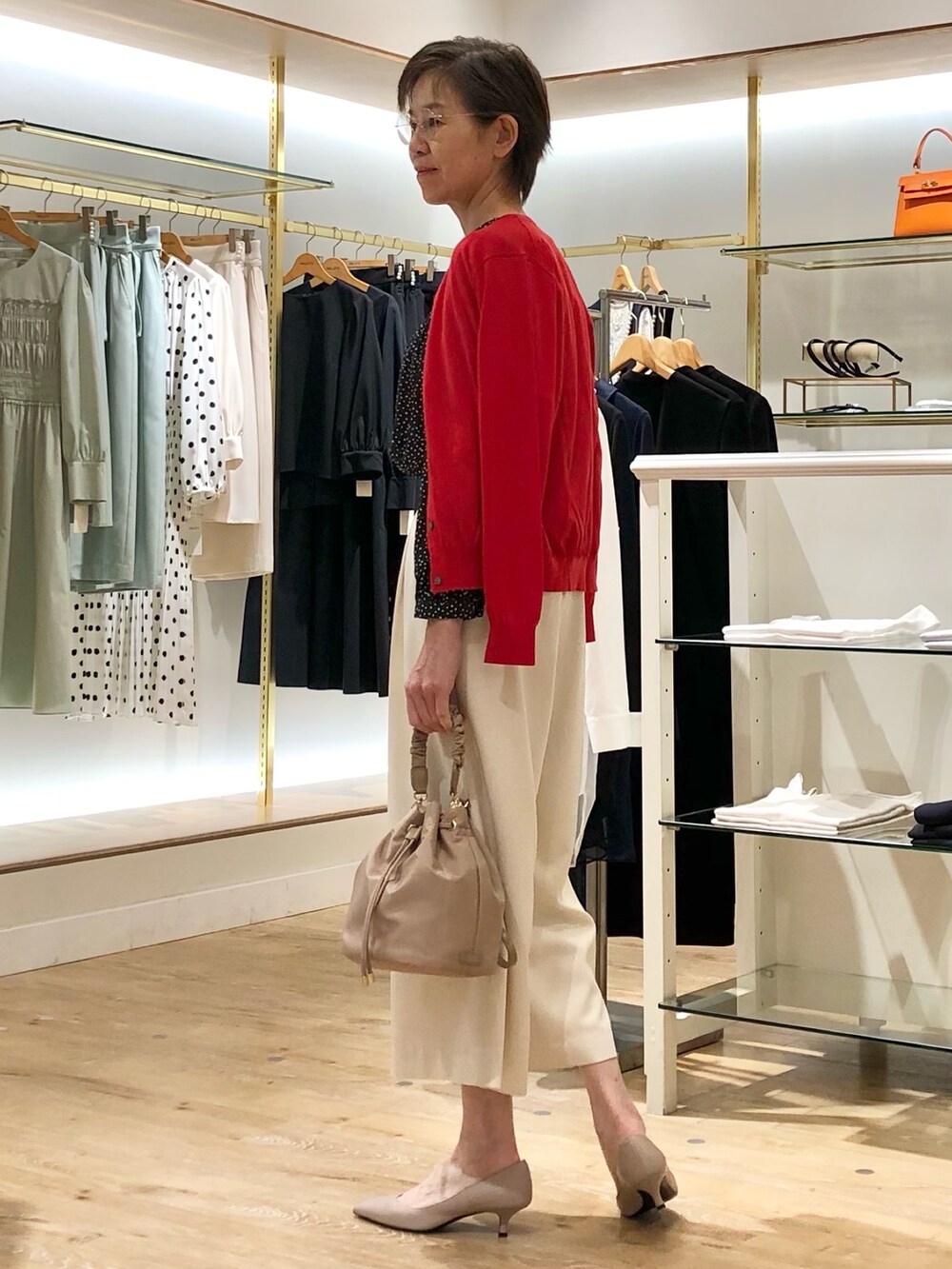 ホワイト系のその他パンツ、ベージュ系のショルダーバッグ、ブラック系のシャツ/ブラウスを着用したレディースの春コーディネートの4枚目の写真