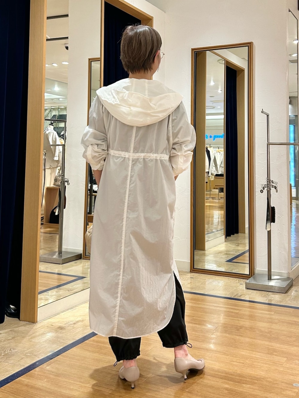 「春夏コーデ、大人カジュアル、大人コーデ、オールインワン、モノトーン、アウターコーデ、春アウター、きれいめカジュアル、アラフィフ」｜「Rie Millerのウォッシャブルスクエアネックオールインワン（つなぎ/オールインワン、ブラック系）」を使った、umezawa_nolさん（レディース・167cm）の春コーディネートの6枚目の写真
