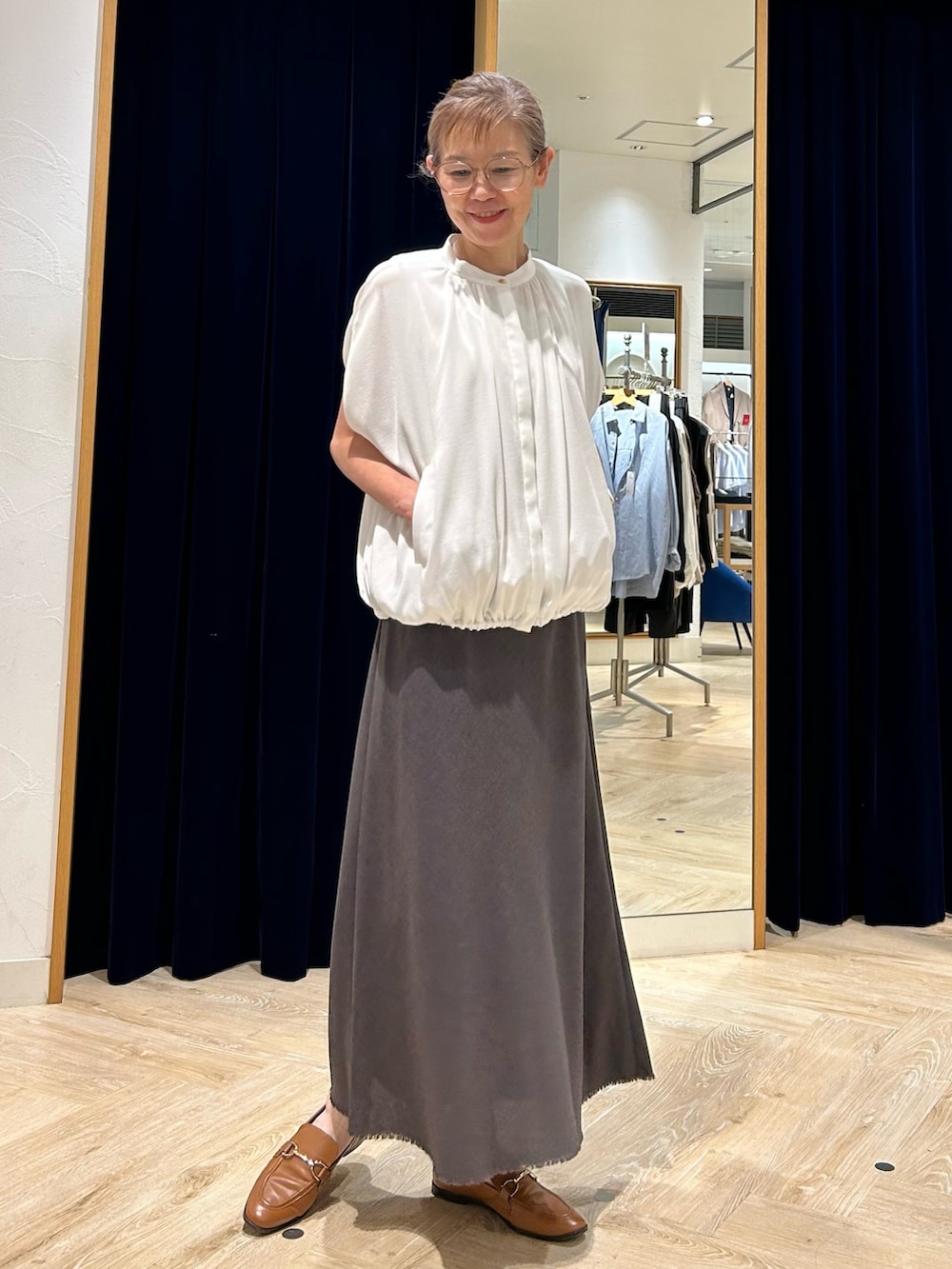 「大人カジュアルコーデ、大人コーデ、キレイめ、とろみブラウス、ブラウス、ブラウス×スカート、ブラウスコーデ、オフィスカジュアル、オフィススタイル、アラフィフ、50代ファッション、50代コーデ」｜「NOLLEY’Sのウォッシャブル綿麻スラブナロースカート（スカート、グレー系）」を使った、umezawa_nolさん（レディース・167cm）の夏コーディネートの7枚目の写真