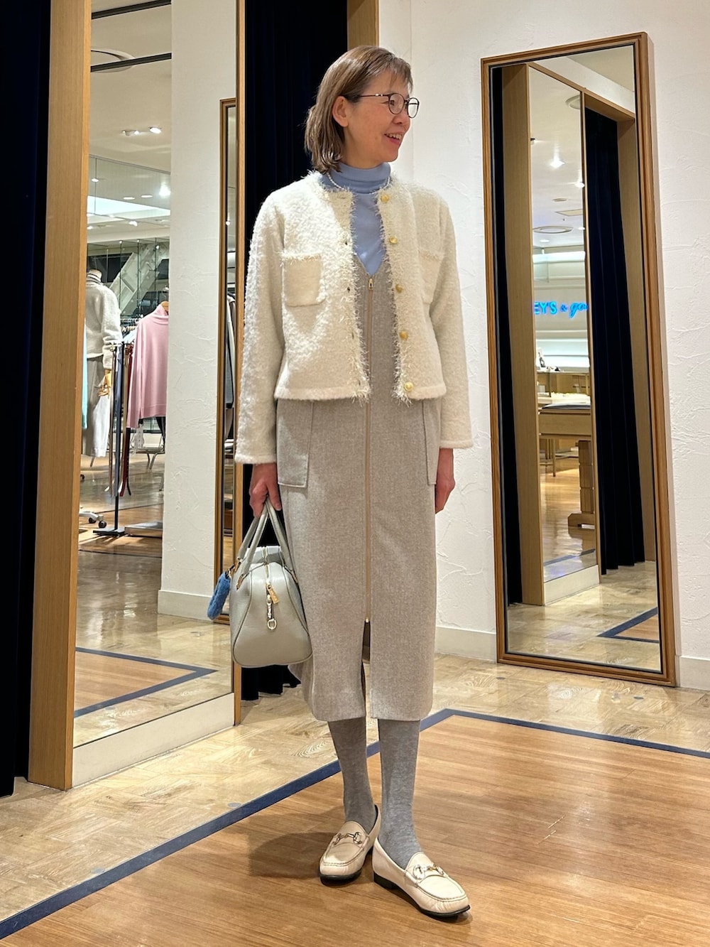「ジャンパースカート、ニットジャケット、カーディガン、カーディガンコーデ、春色、春色コーデ、淡色コーデ、キレイめ、きれいめコーディネート、キレイめコーデ、大人コーデ、50代ファッション、50代コーデ」｜「NOLLEY’Sのウォッシャブルツイードジャンパースカート（ワンピース、グレー系）」を使った、umezawa_nolさん（レディース・167cm）の冬コーディネートの3枚目の写真