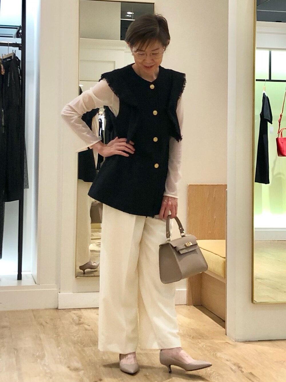 ホワイト系のその他パンツ、ホワイト系のTシャツ/カットソー、ブルー系のベストを着用したレディースの夏コーディネートの4枚目の写真