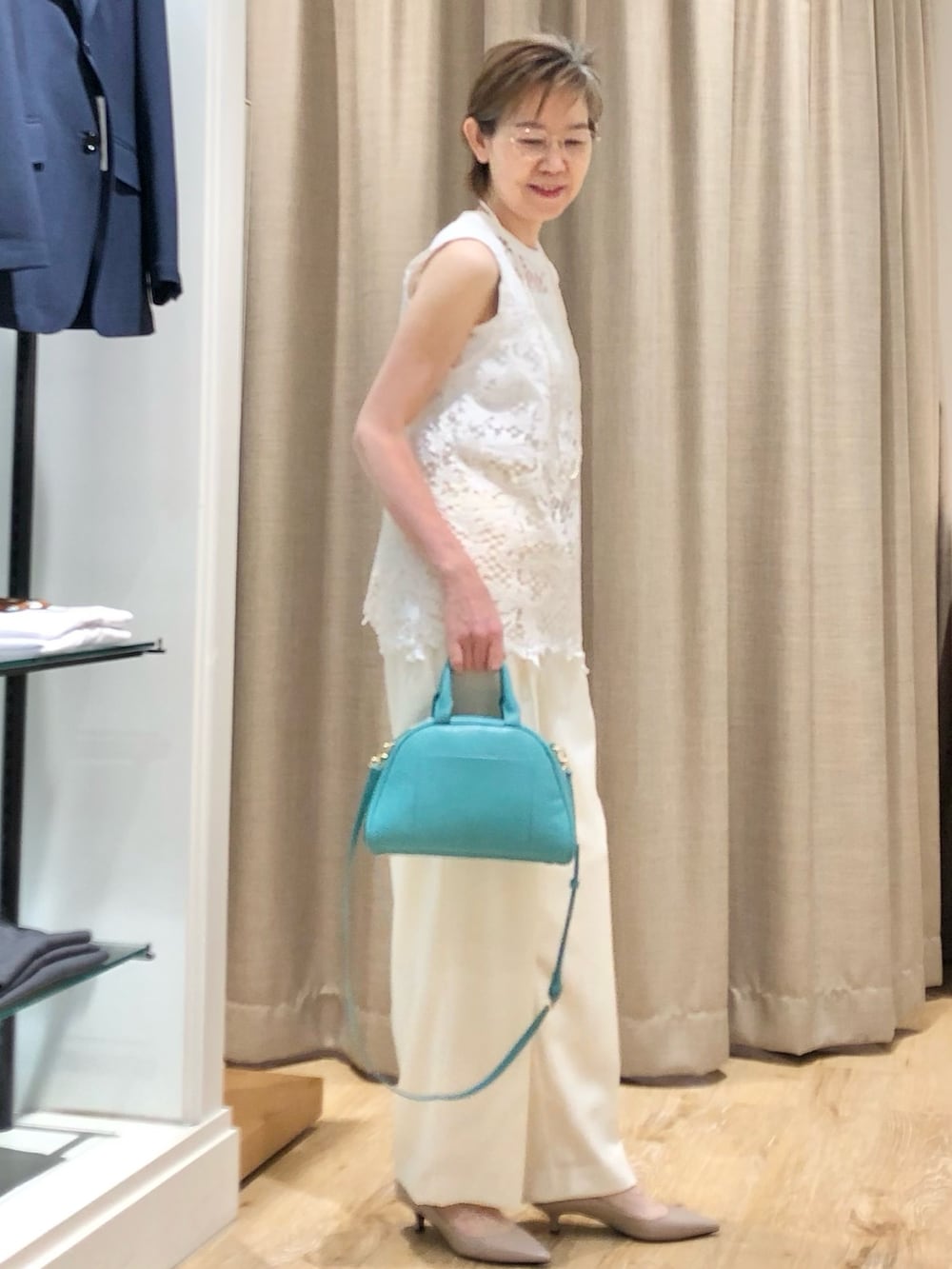 ホワイト系のその他パンツ、グリーン系のボストンバッグ、ホワイト系のシャツ/ブラウスを着用したレディースの夏コーディネートの5枚目の写真