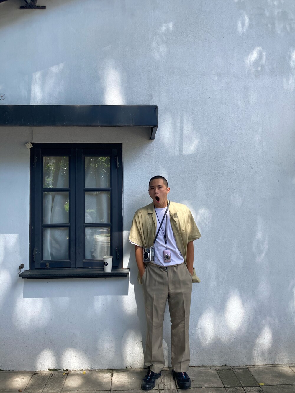 ホワイト系のTシャツ/カットソーを着用したメンズの冬コーディネートの2枚目の写真