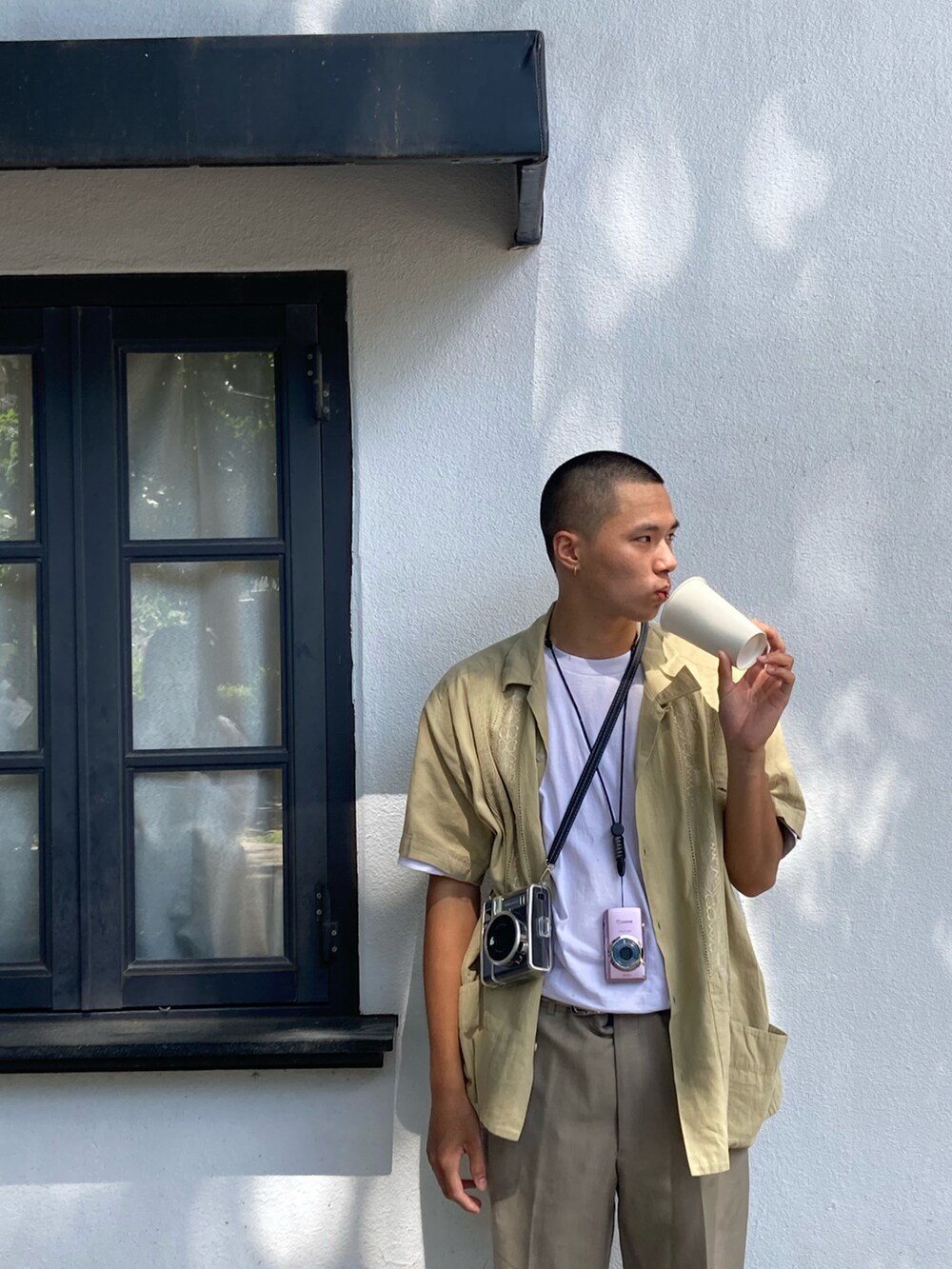 ホワイト系のTシャツ/カットソーを着用したメンズの冬コーディネートの3枚目の写真