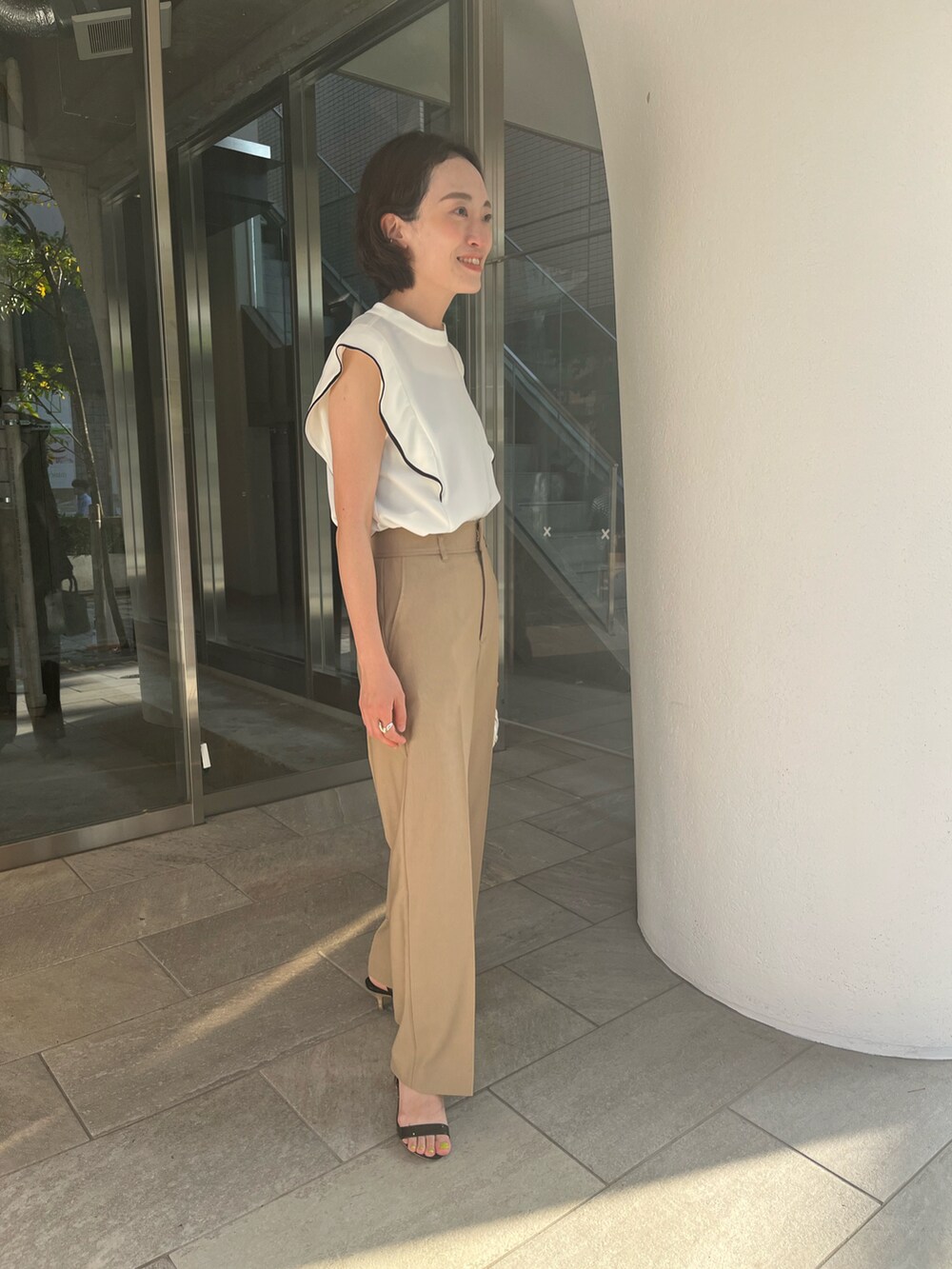 ホワイト系のシャツ/ブラウス、イエロー系のその他パンツを着用したレディースの春コーディネートの3枚目の写真