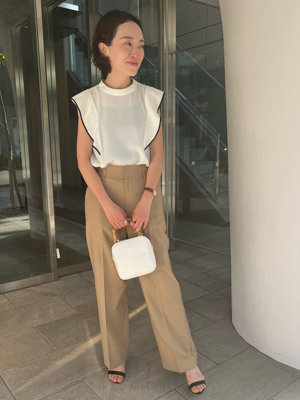 ホワイト系のシャツ/ブラウス、イエロー系のその他パンツを着用したレディースの春コーディネートの2枚目の写真