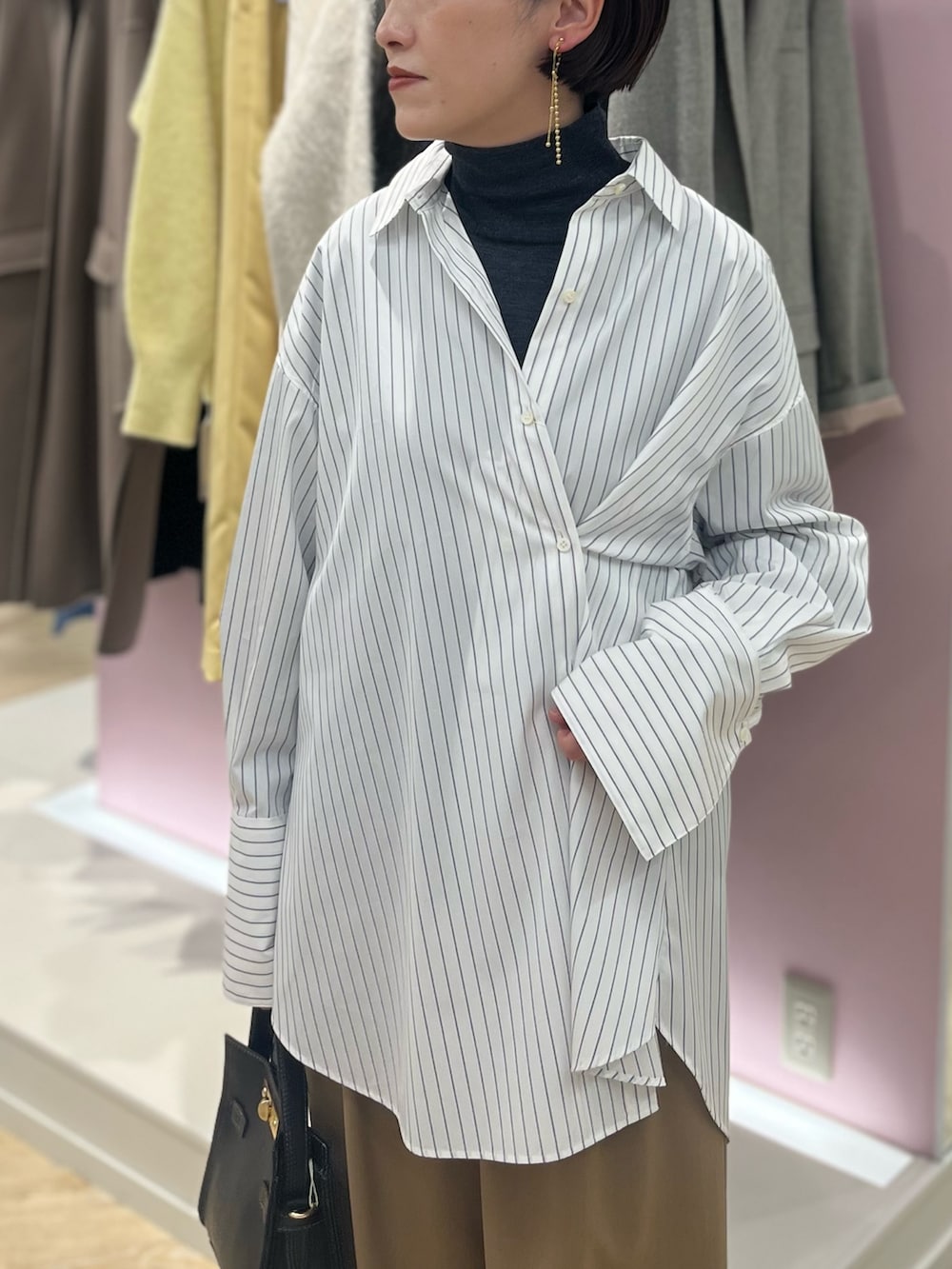 ホワイト系のシャツ/ブラウス、イエロー系のその他パンツ、ブラック系のショルダーバッグを着用したレディースの秋コーディネートの3枚目の写真