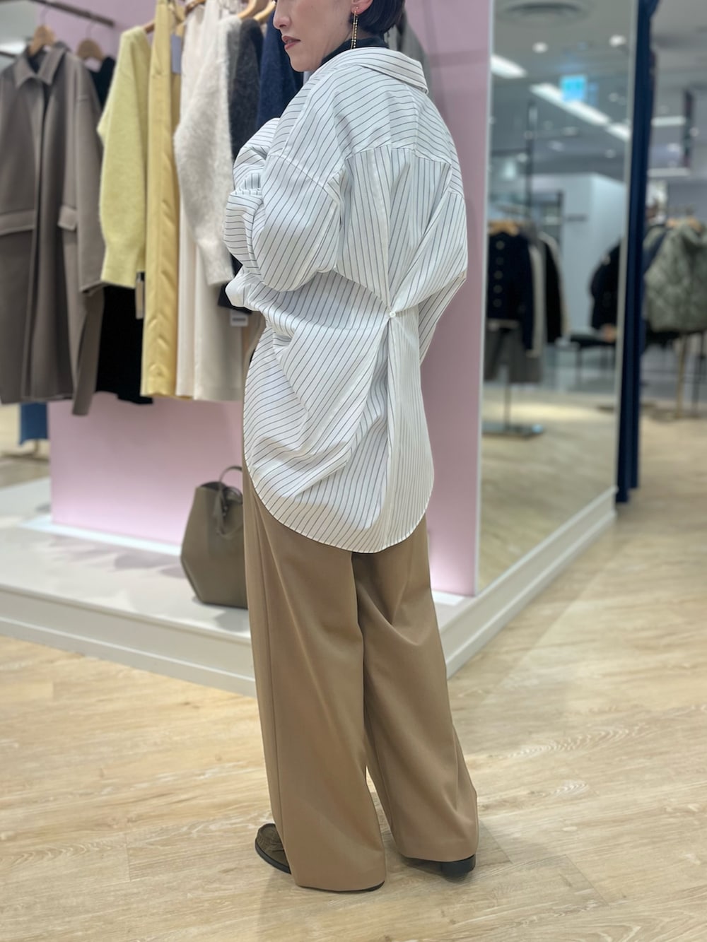 ホワイト系のシャツ/ブラウス、イエロー系のその他パンツ、ブラック系のショルダーバッグを着用したレディースの秋コーディネートの5枚目の写真