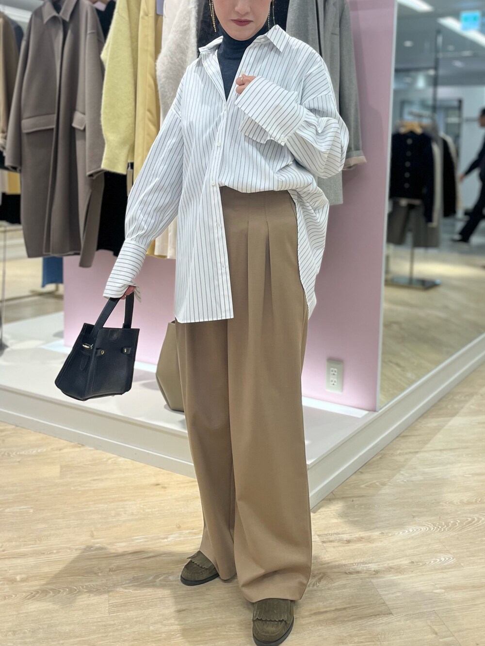 ホワイト系のシャツ/ブラウス、イエロー系のその他パンツ、ブラック系のショルダーバッグを着用したレディースの秋コーディネートの6枚目の写真