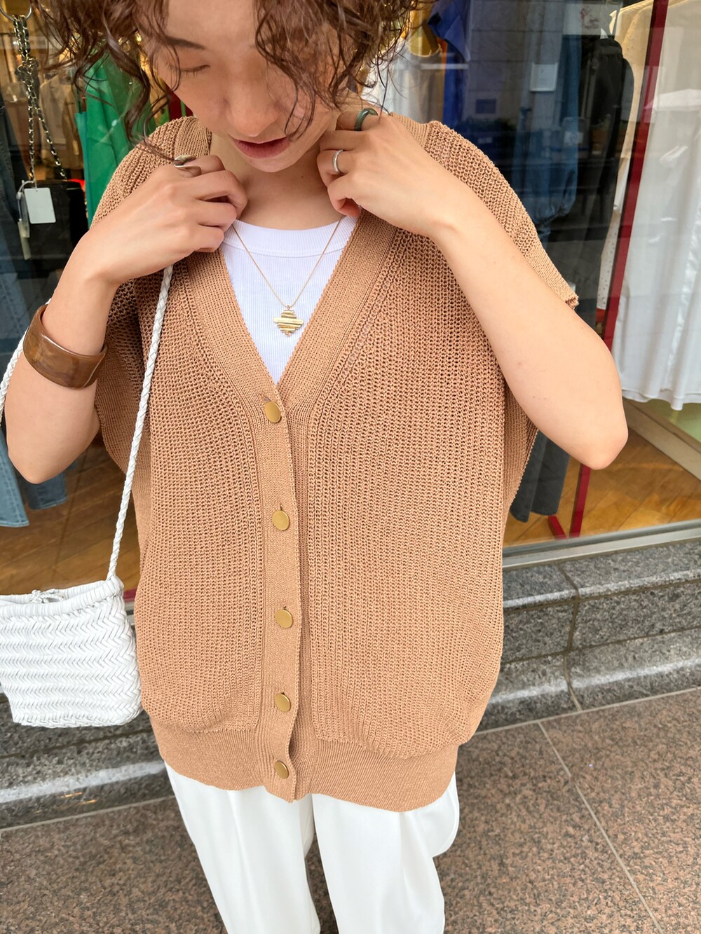 ホワイト系のその他パンツ、イエロー系のベスト、ホワイト系のタンクトップを着用したレディースの春コーディネートの5枚目の写真