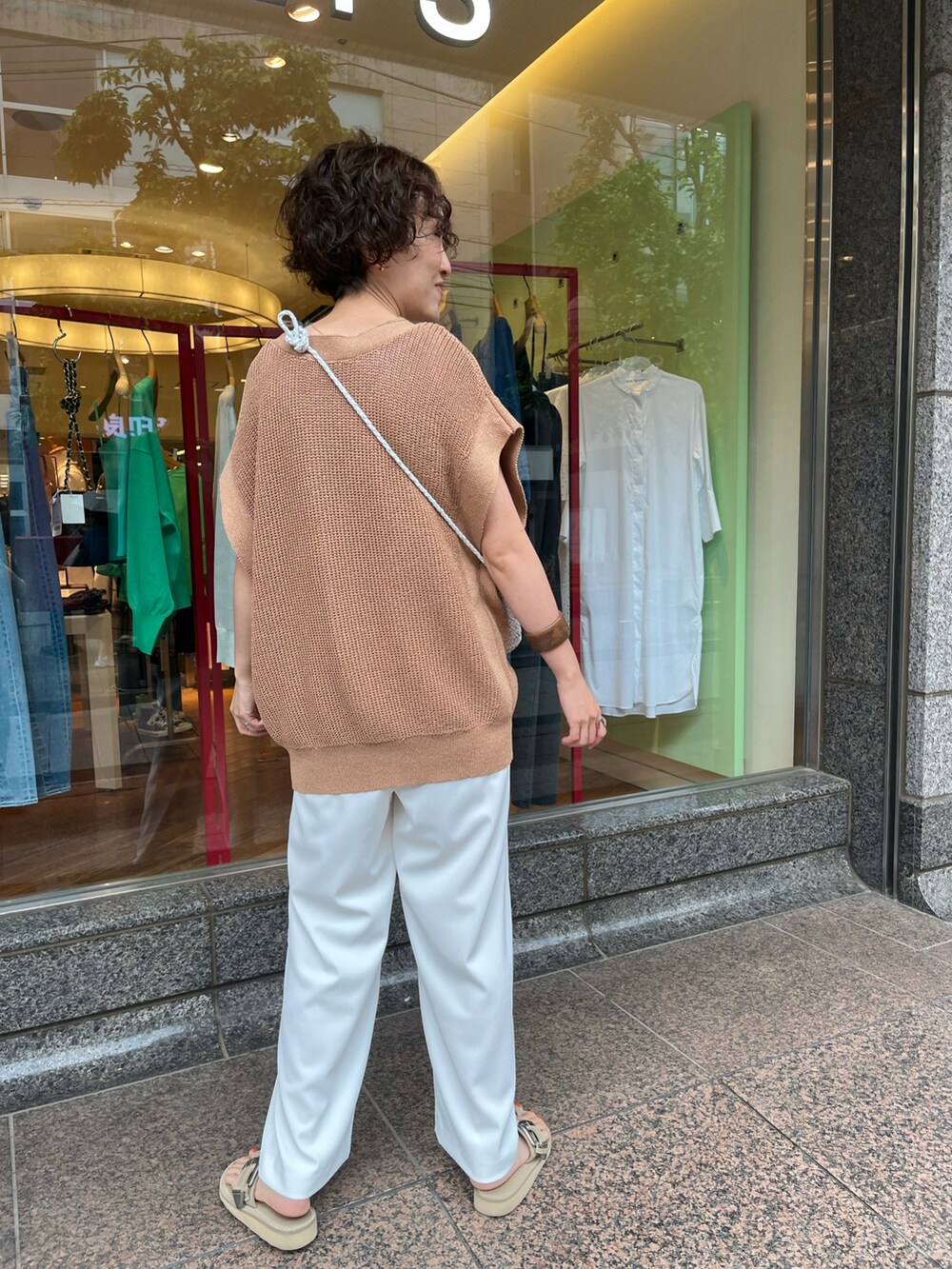 ホワイト系のその他パンツ、イエロー系のベスト、ホワイト系のタンクトップを着用したレディースの春コーディネートの4枚目の写真