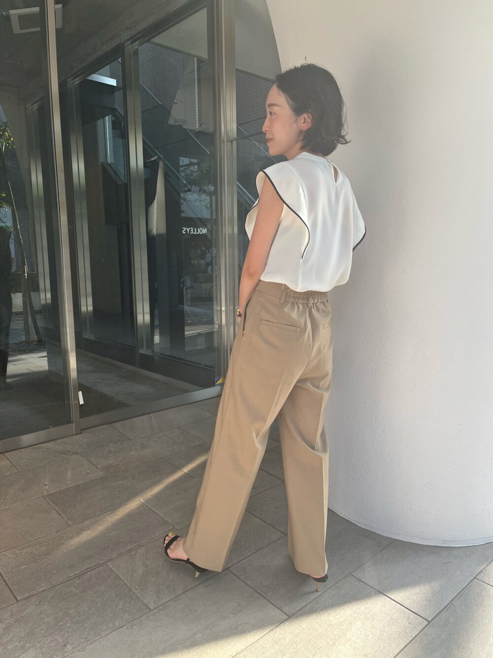 ホワイト系のシャツ/ブラウス、イエロー系のその他パンツを着用したレディースの春コーディネートの4枚目の写真