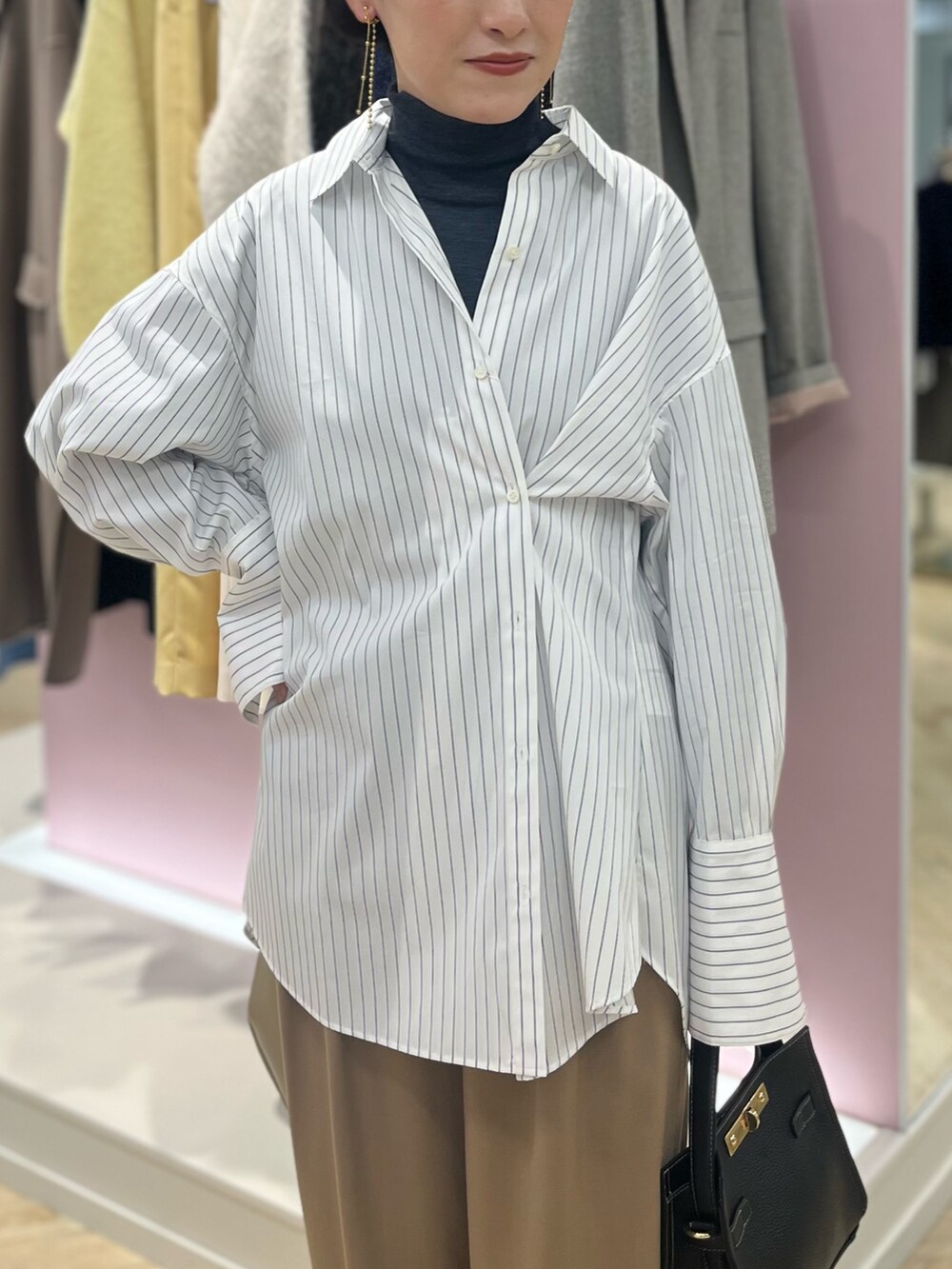 ホワイト系のシャツ/ブラウス、イエロー系のその他パンツ、ブラック系のショルダーバッグを着用したレディースの秋コーディネートの8枚目の写真