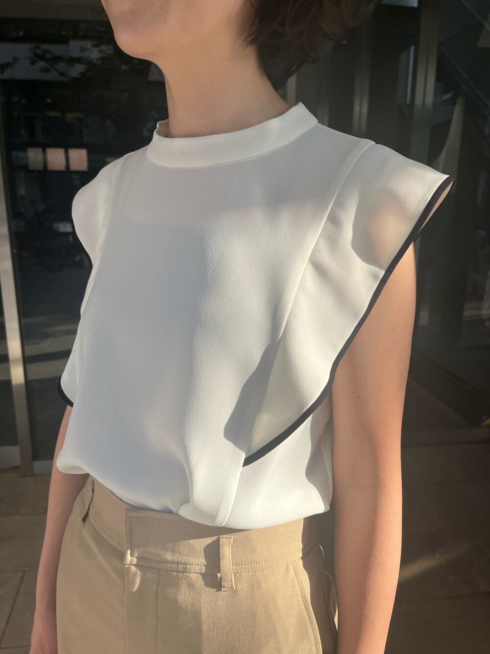 ホワイト系のシャツ/ブラウス、イエロー系のその他パンツを着用したレディースの春コーディネートの5枚目の写真