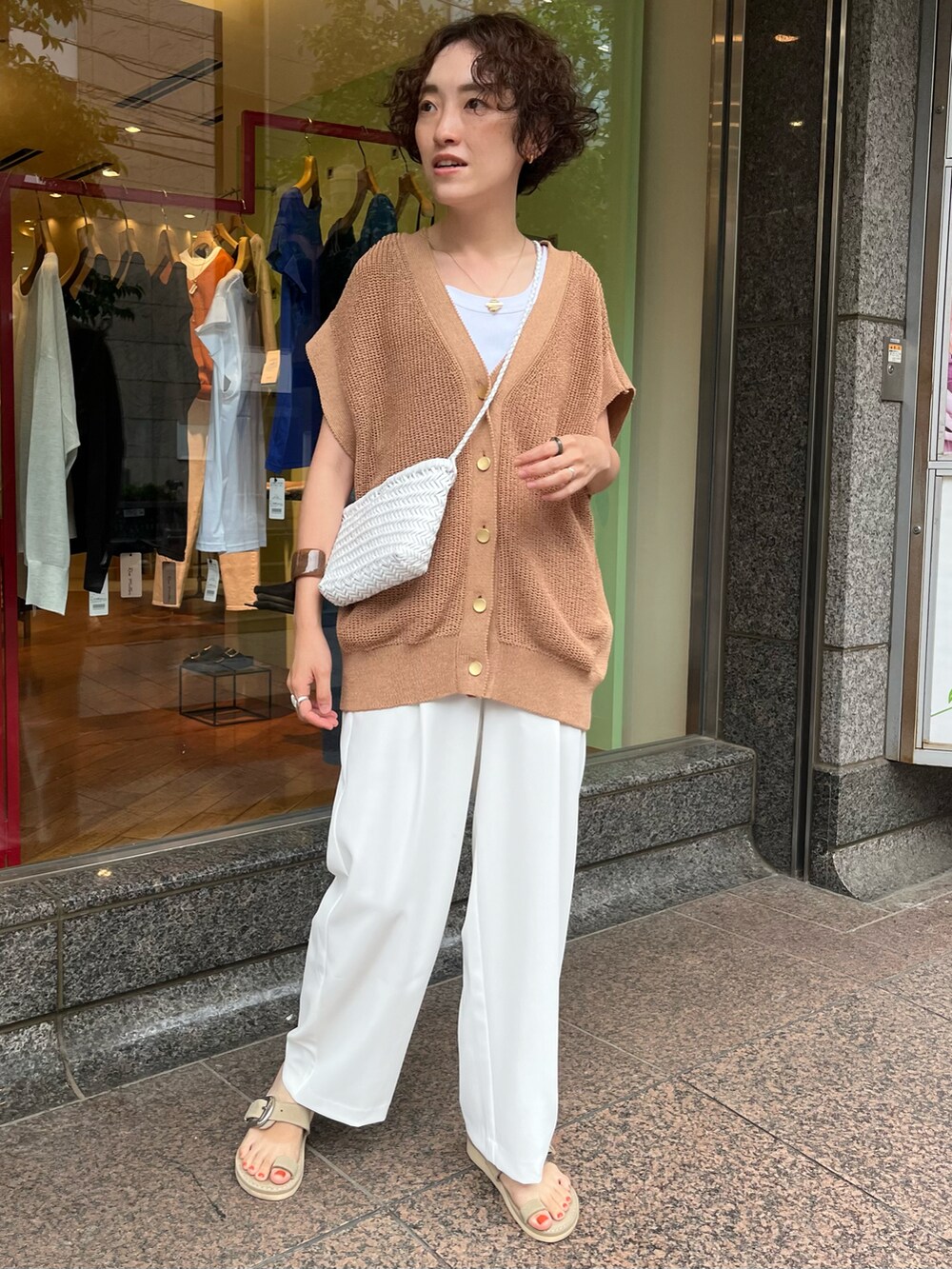 ホワイト系のその他パンツ、イエロー系のベスト、ホワイト系のタンクトップを着用したレディースの春コーディネートの2枚目の写真