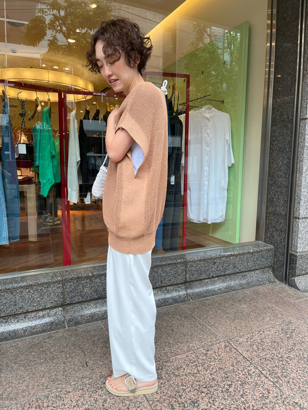 ホワイト系のその他パンツ、イエロー系のベスト、ホワイト系のタンクトップを着用したレディースの春コーディネートの3枚目の写真