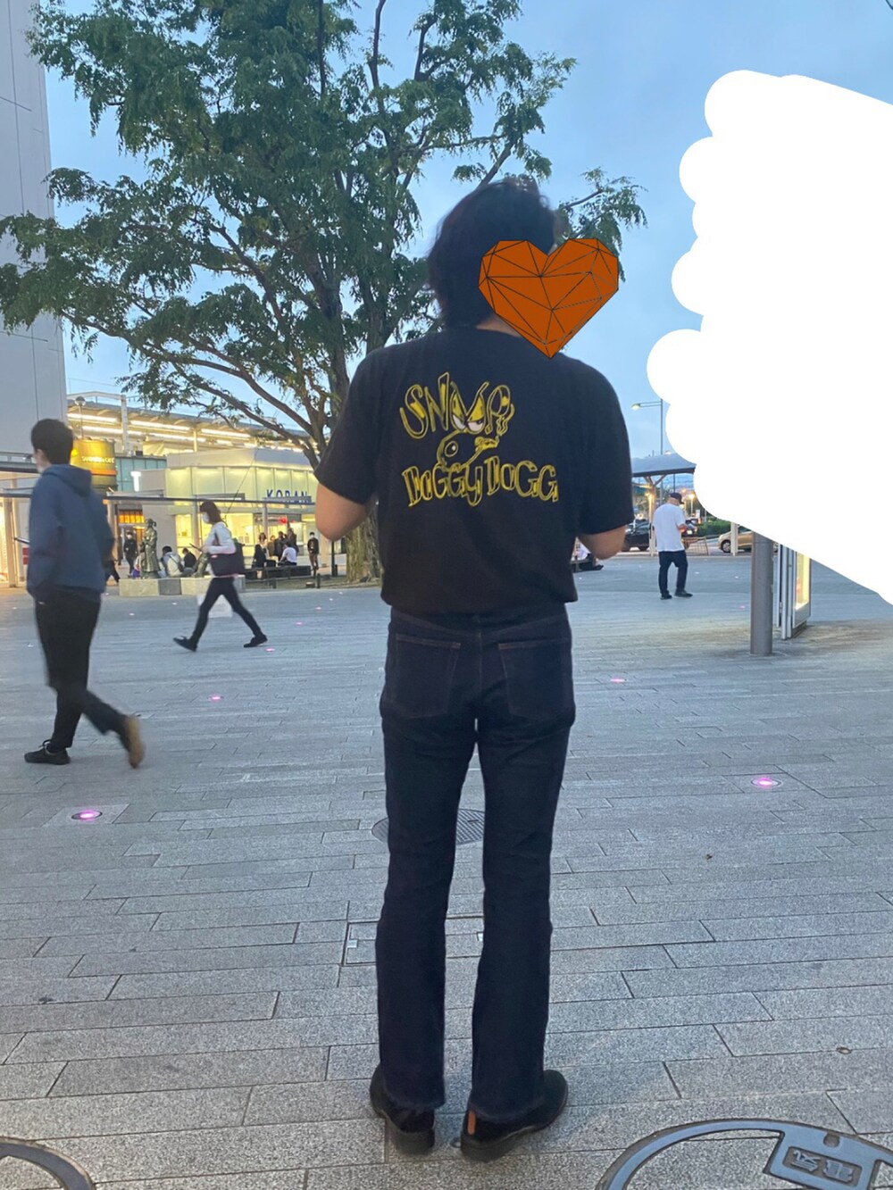 「夏コーデ、メンズファッション、オーバーサイズ、休日コーデ、カフェコーデ、フレアパンツ、ブーツ、古着MIX、映画Tシャツ、タックインコーデ、ヴィンテージ、レトロ、たすき掛け、キーホルダー、いいね、save、フォローお願いします🤑」｜「GUのアイテム（デニムパンツ、ブルー系）」を使った、yotaさん（メンズ・180cm）の春コーディネートの2枚目の写真