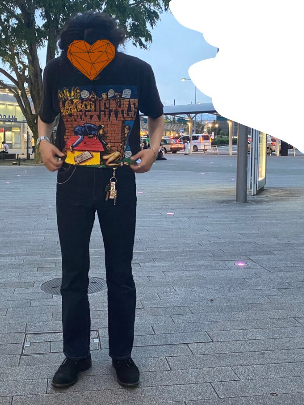「夏コーデ、メンズファッション、オーバーサイズ、休日コーデ、カフェコーデ、フレアパンツ、ブーツ、古着MIX、映画Tシャツ、タックインコーデ、ヴィンテージ、レトロ、たすき掛け、キーホルダー、いいね、save、フォローお願いします🤑」｜「GUのアイテム（デニムパンツ、ブルー系）」を使った、yotaさん（メンズ・180cm）の春コーディネートの3枚目の写真