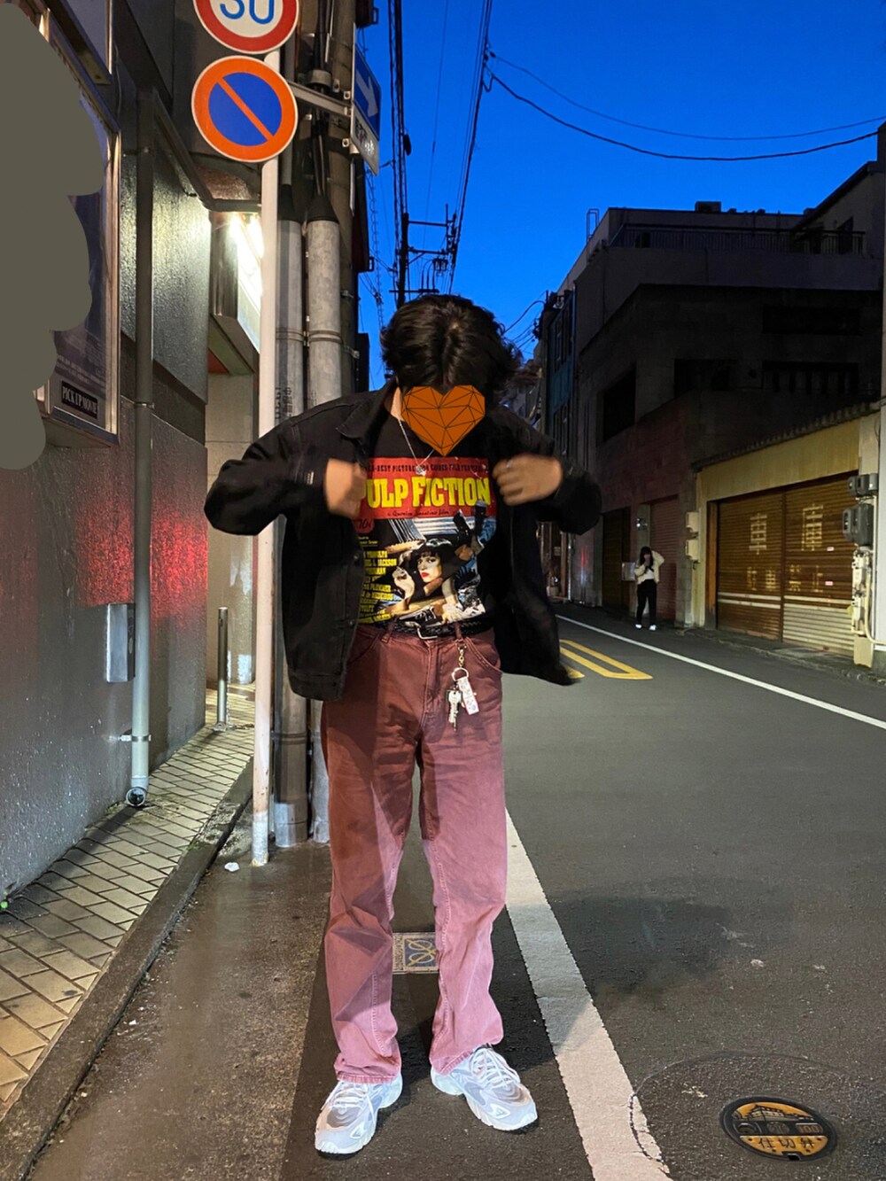 ブラック系のデニムジャケット、ピンク系のデニムパンツ、グレー系のスニーカーを着用したメンズの春コーディネートの2枚目の写真