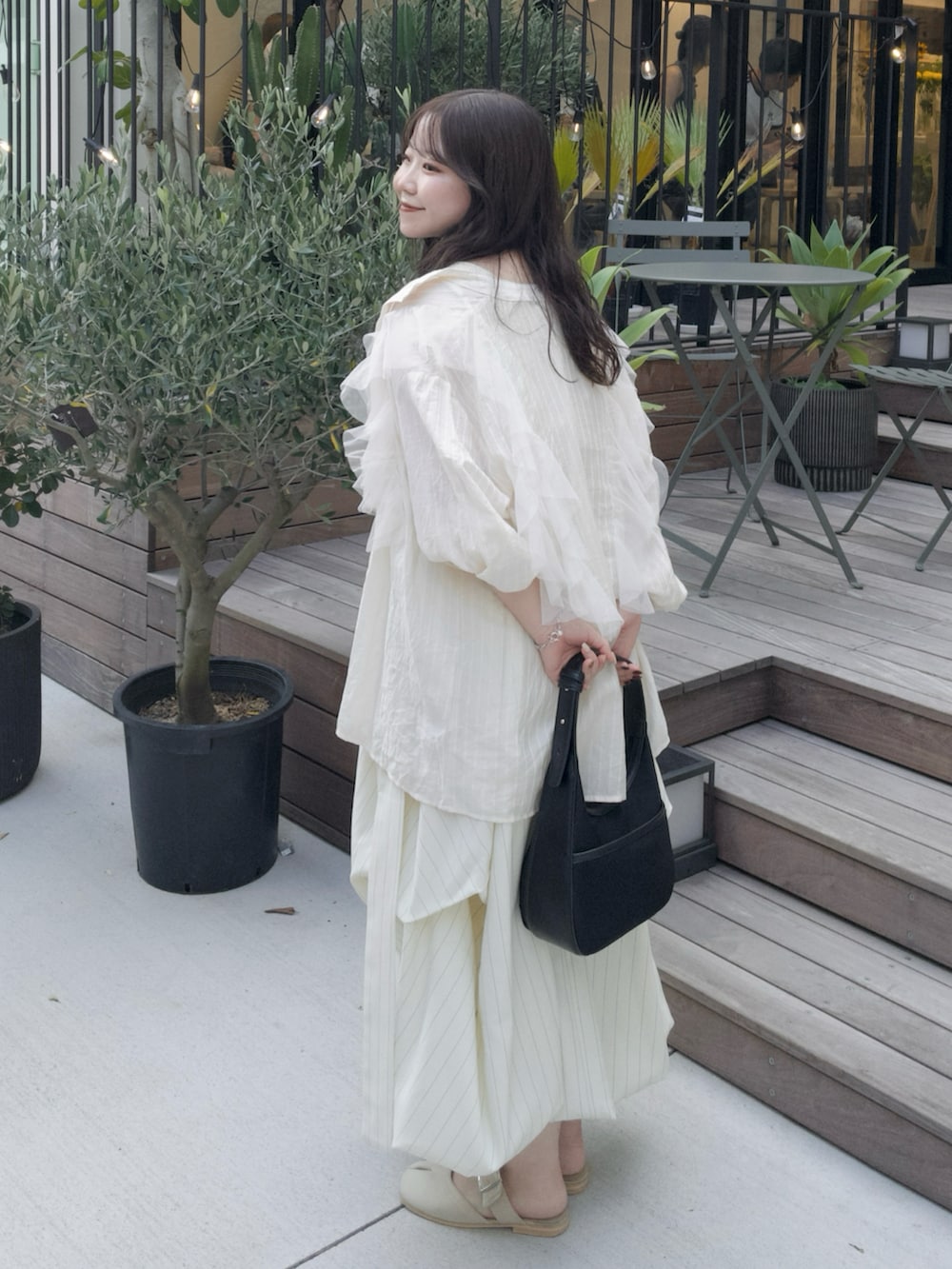 ホワイト系のシャツ/ブラウス、ホワイト系のワンピース、ベージュ系のサンダルを着用したレディースの夏コーディネートの2枚目の写真