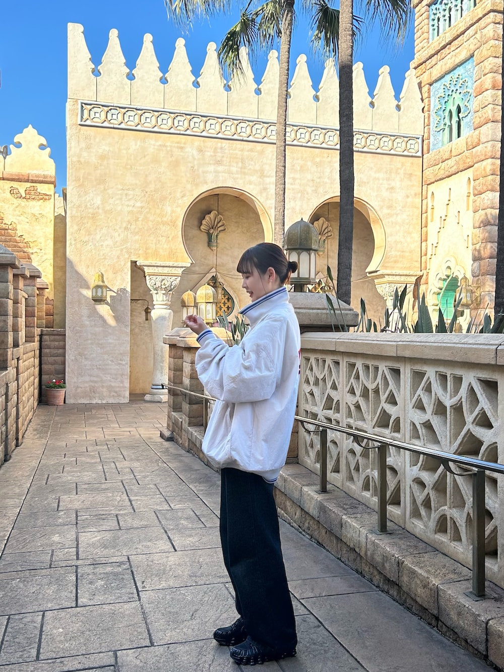 ホワイト系のジャケット/アウターを着用したレディースの春コーディネートの2枚目の写真