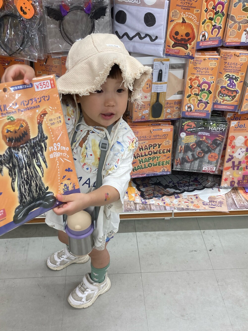 その他のTシャツ/カットソー、ホワイト系のスニーカー、ベージュ系の帽子を着用したキッズの秋コーディネートの2枚目の写真