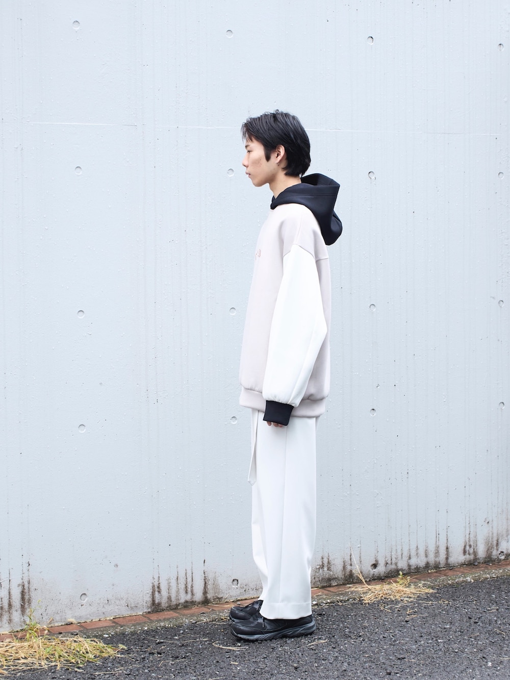 「パーカー」｜「CULLNIのSTUDIOUS別注 CARGO PANTS（カーゴパンツ、グレー系）」を使った、cionさん（メンズ・175cm）の冬コーディネートの2枚目の写真