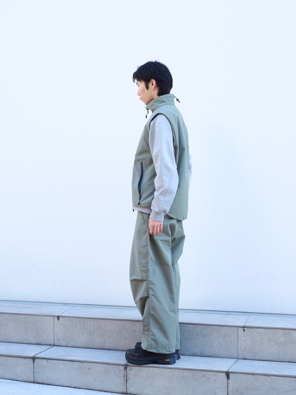 「冬アウター、24ssトレンド」｜「markaのSTUDIOUS別注 TECH SNOW PANTS（カーゴパンツ、グリーン系）」を使った、cionさん（メンズ・175cm）の冬コーディネートの2枚目の写真