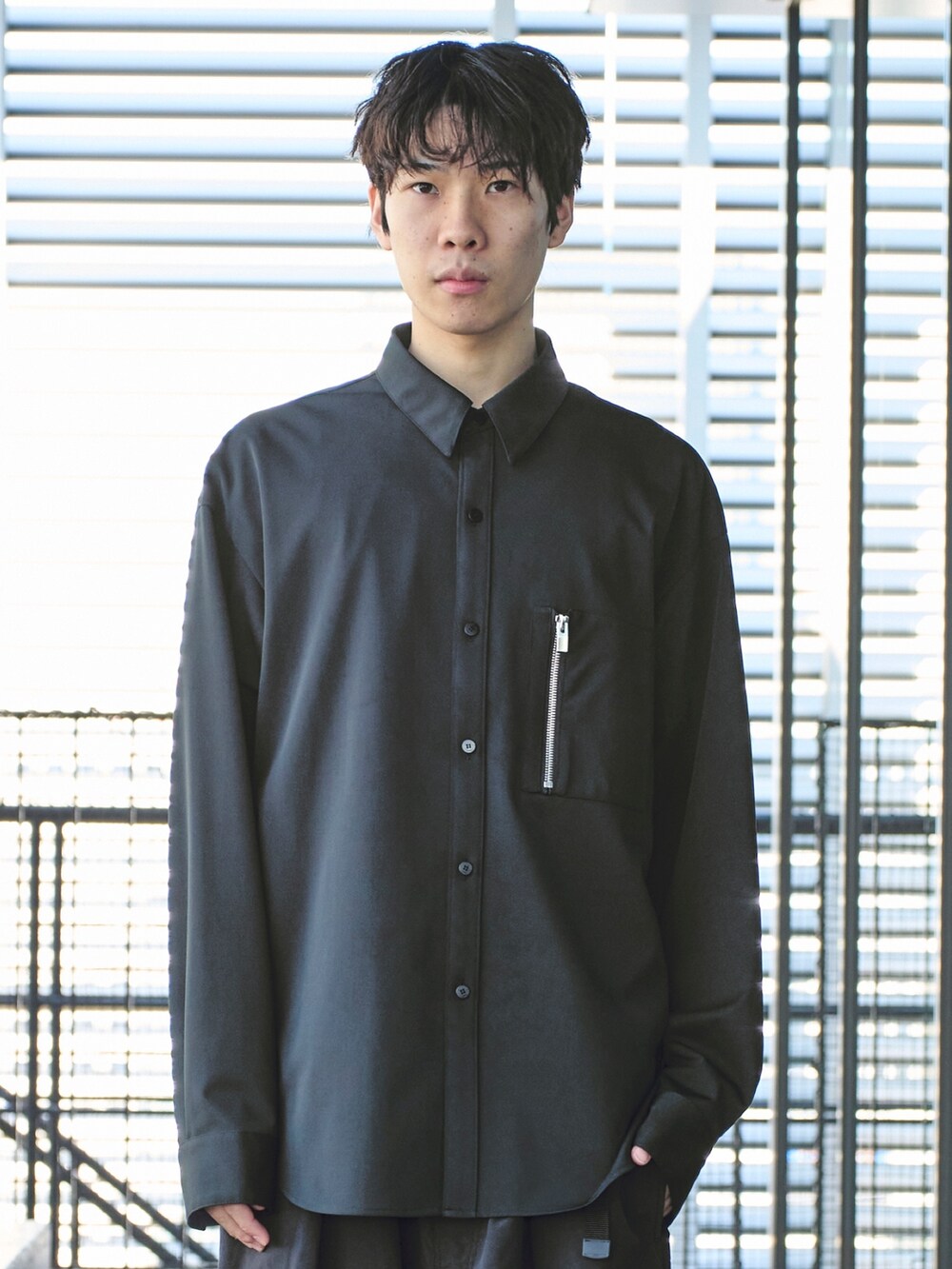 「カジュアル、シンフルコーデ、シャツスタイル」｜「ATTACHMENTのSTUDIOUS別注 Zip Shirts（シャツ/ブラウス、ブラック系）」を使った、cionさん（メンズ・175cm）の春コーディネートの5枚目の写真