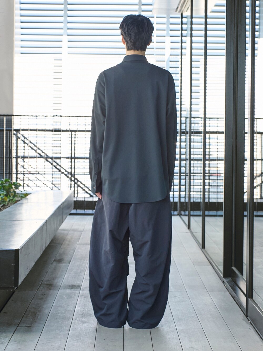 「カジュアル、シンフルコーデ、シャツスタイル」｜「ATTACHMENTのSTUDIOUS別注 Zip Shirts（シャツ/ブラウス、ブラック系）」を使った、cionさん（メンズ・175cm）の春コーディネートの4枚目の写真