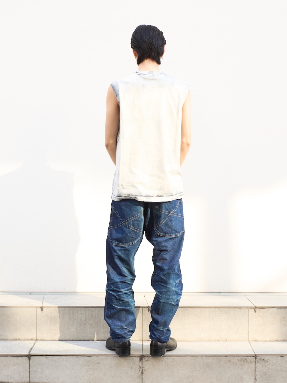 「夏コーデ、デニム」｜「sulvamの【sulvam/サルバム】バギーデニム（デニムパンツ、ブルー系）」を使った、cionさん（メンズ・175cm）の冬コーディネートの3枚目の写真
