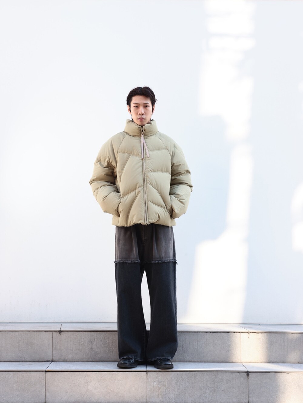 「デニム、ダウンジャケット、24ssトレンド」｜「Jiedaの2TONE BAGGY DENIM PANTS/2トーン バギー デニム パンツ（デニムパンツ、ブラック系）」を使った、cionさん（メンズ・175cm）の冬コーディネートの2枚目の写真