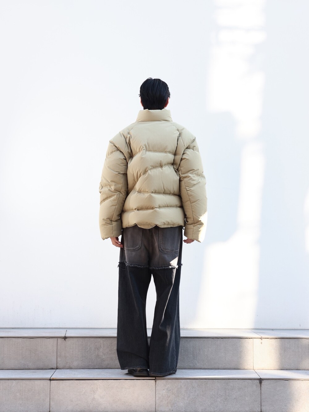 「デニム、ダウンジャケット、24ssトレンド」｜「Jiedaの2TONE BAGGY DENIM PANTS/2トーン バギー デニム パンツ（デニムパンツ、ブラック系）」を使った、cionさん（メンズ・175cm）の冬コーディネートの4枚目の写真